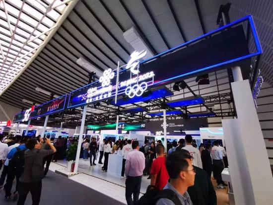 △中国联通展台前，人们惊奇5G应用带来的变化。今年许多企业推出了更加深度的5G应用，相较于以前更加成熟、产品更加丰富。