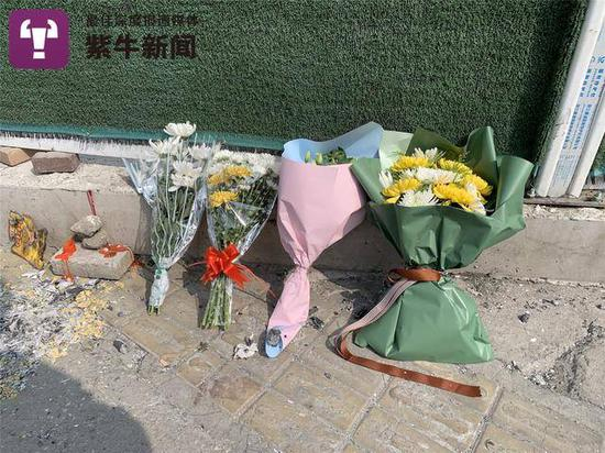 事发地点陆续有人前来献花