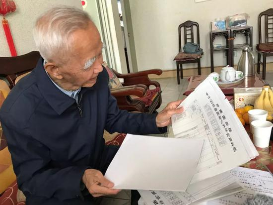 邱岳泰还保留着当年的工作资料图纸 |&nbsp;摄影：央广记者王娴