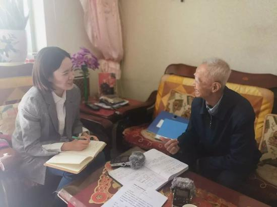 邱岳泰接受央广记者王娴采访，讲起“老会战”工作经历 |&nbsp;摄影：央广记者乔仁慧