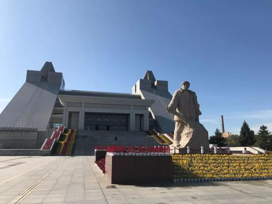 铁人纪念馆门口的铁人王进喜雕像&nbsp;&nbsp;|&nbsp;摄影：央广记者王娴