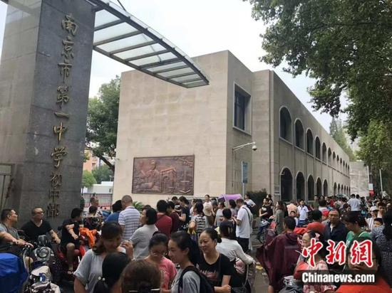 　　资料图：某星期五下午三点，南京一初中门前有大量家长等待孩子放学。冷昊阳&nbsp;摄