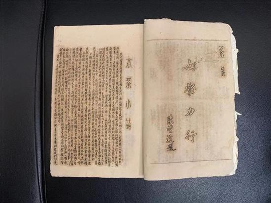 　　在重庆时期，新闻系学生所制作的本系介绍。这一页上的“好学力行”是学生将陈望道题字描下制成。王潇摄