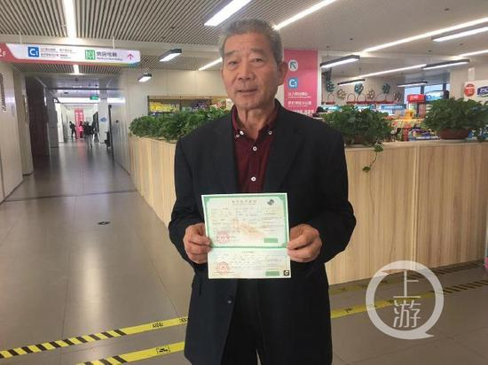 ▲10月31日，黄维平拿到了女儿的出生证明。摄影/上游新闻见习记者 赵克