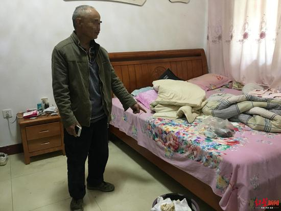 孩子的爷爷说，这就是孙子摔下去的床