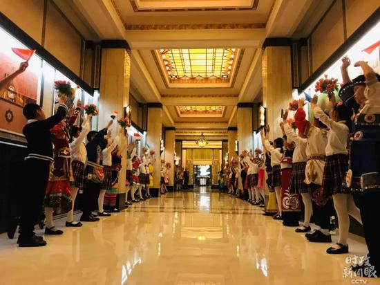  △11月4日晚，欢迎各国贵宾的小朋友们。（央视记者魏子钧拍摄）