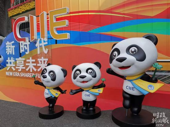  △进博会吉祥物“进宝”。（央视记者周志国拍摄）