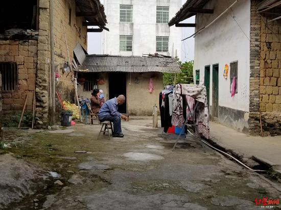  曾爱朋和妻子坐在自家院子里