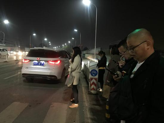 下班晚高峰，放弃驾车的进京族等待拼车。