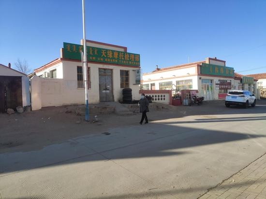  11月14日，巴彦淖尔镇上有牧民戴起了口罩。&nbsp; 新京报记者 康佳 摄