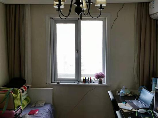 住在32号楼的一名业主家里，墙面裂缝清晰可见
