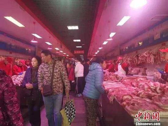 图为北京新发地肉类交易大厅。　谢艺观　摄