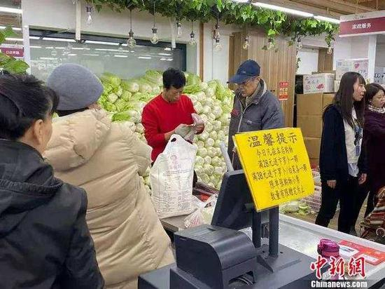  图为北京西城区一家超市正在促销大白菜。　谢艺观　摄
