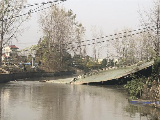  罐体的残骸倒在河流上。