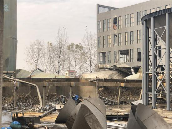  事故发生后，现场一片狼藉。污水厌氧罐坍塌后，连带着压垮了旁边的厂房车间。