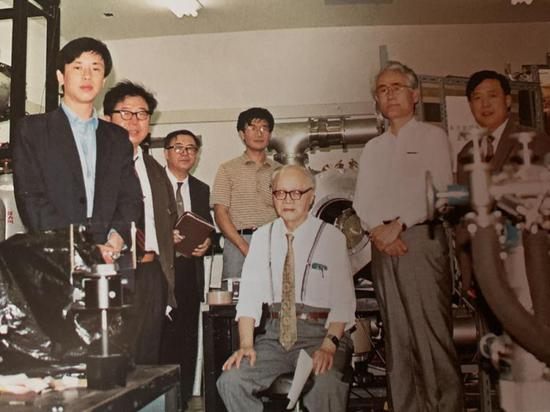 1991年，王淦昌（中）访问日本横滨电气技术实验室