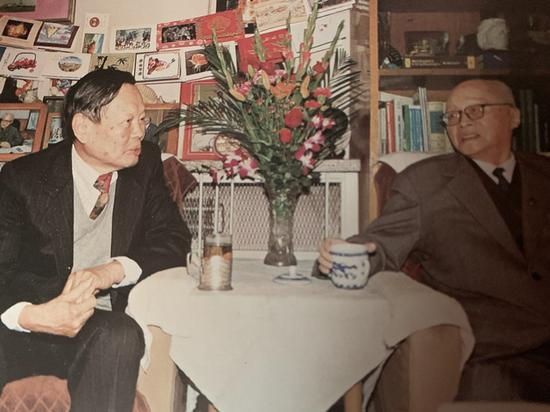 1997年，王淦昌在家中与杨振宁交谈