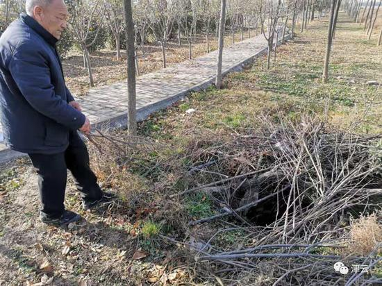  老路在当年捞出尸体的水井前