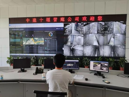 十堰市地下综合管廊运维工作人员通过可视化智慧运维平台进行巡检维护。新华社记者 李伟 摄