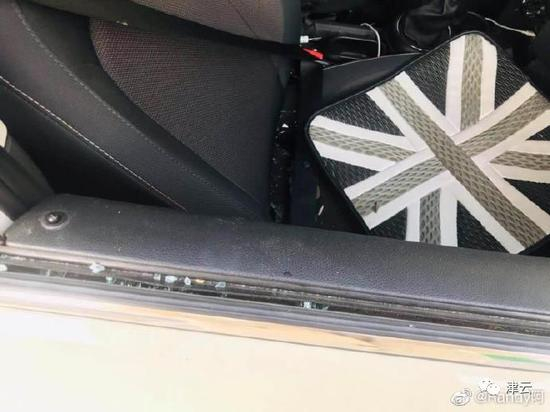  事发当日姜氏父子砸坏的副驾驶车窗