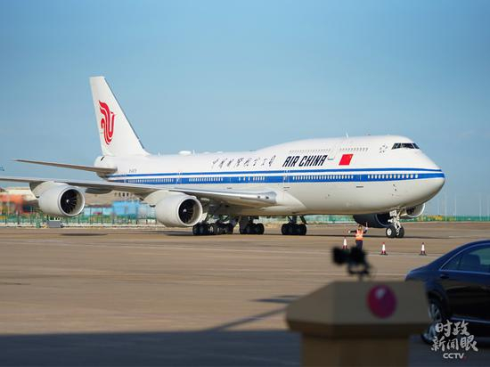  △16时许，习近平乘坐的专机徐徐降落在澳门国际机场。（国广记者李晋拍摄）