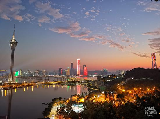  △夜色下的澳门。（央视记者陈扬拍摄）