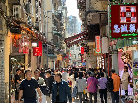  △澳门老街。（央视记者王志明拍摄）
