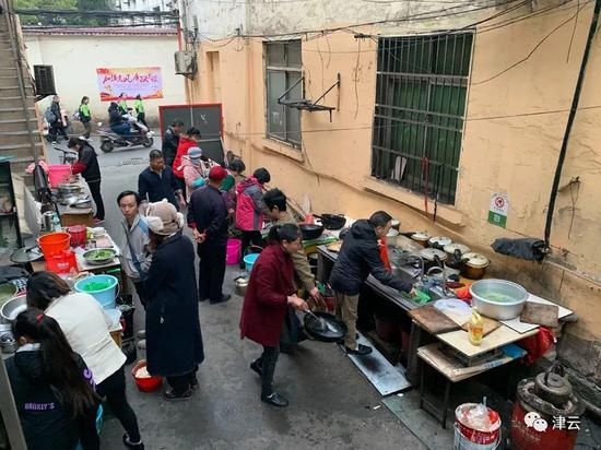  越来越多的人来到抗癌厨房做菜