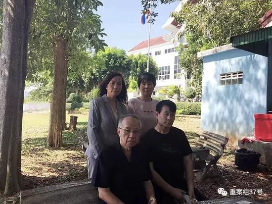  ▲受害者父母及代理律师方文川（前排左一）和律所顾问章红媛（后排左一）。新京报“我们视频”供图