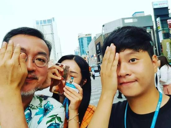 他还叫上同事一起摆拍