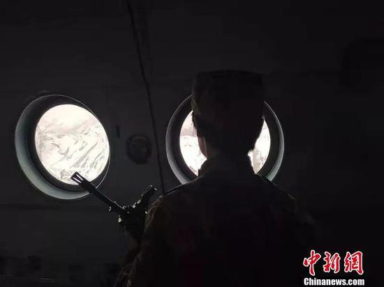 刘郑伊带领女兵乘直升机巡逻