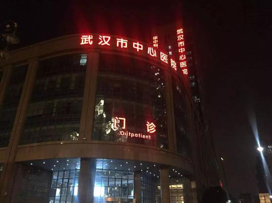 2019年12月31日，武汉市中心医院门诊。新京报记者张胜坡 摄
