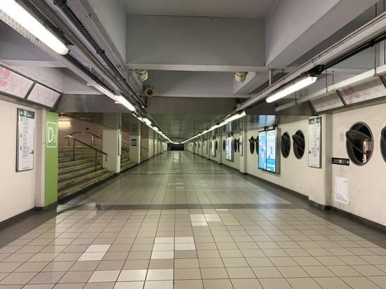  1月1日晚，通往红馆的地铁通道空无一人。