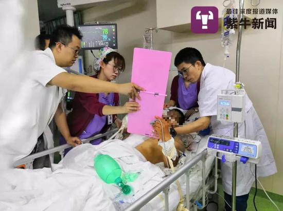  工作中的谭文斐医生（右&nbsp;）