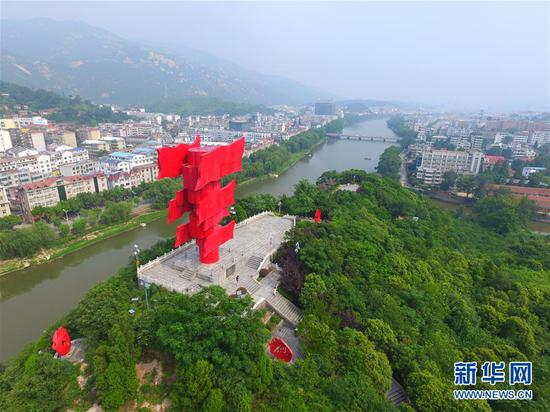　　这是河南省信阳市新县鄂豫皖苏区首府革命博物馆附近的英雄山八面红旗雕塑（2017年8月4日无人机照片）。新华社记者 冯大鹏 摄