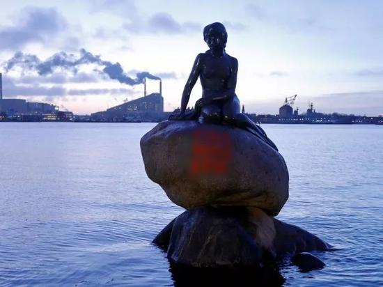  被喷上“港独”标语的“小美人鱼”