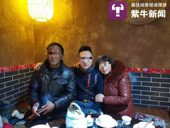  小宁与父母一家团聚&nbsp;