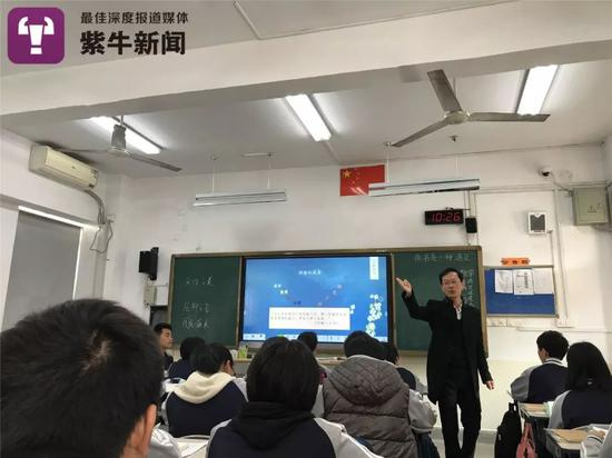  赵老师在给学生们上课