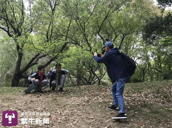  赵老师给学生们拍照