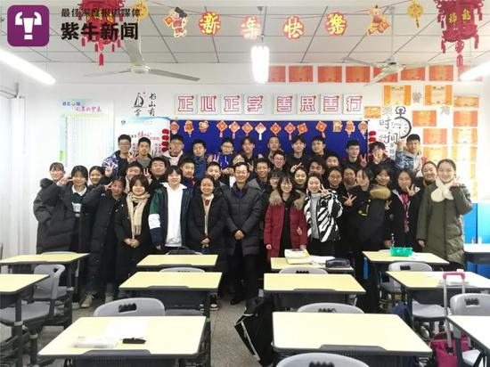  初三九班全体同学和赵老师的合影