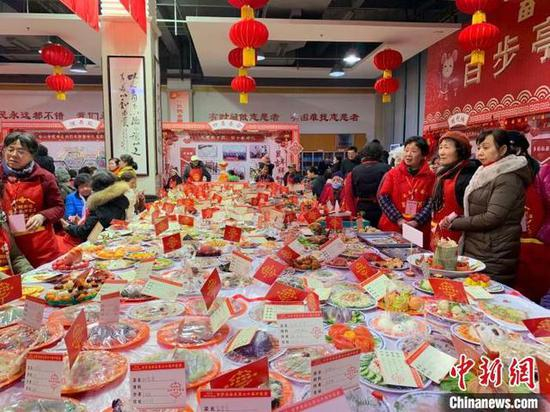  图为百步亭万家宴现场