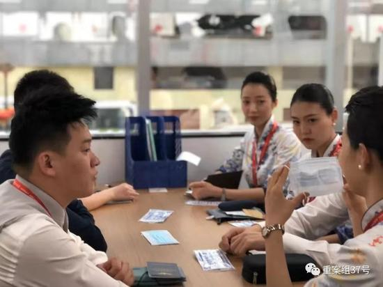  ▲乘务长示范如何正确佩戴口罩。&nbsp;海南航空供图