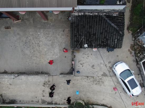  △&nbsp;蓝凳处为朱某贵被击中处、红凳处为朱某贵倒地处、白车尾部为民警开枪处。罗敏摄