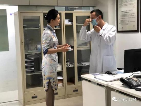  ▲航医示范如何正确佩戴口罩。&nbsp;海南航空供图