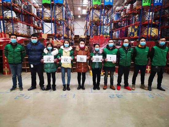 　　图四：疫情蔓延之下，口罩、消毒液等防疫用品“一物难求”，图为工作人员正在装卸滴露消毒液，本图由受访者提供