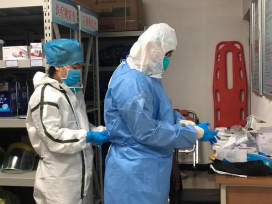 在帮助下穿戴一套防护服需要6、7分钟
