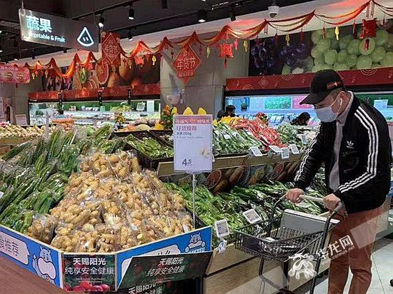 市民在盒马鲜生皇庭广场店采购生鲜商品。华龙网-新重庆客户端记者 周晓雪 摄