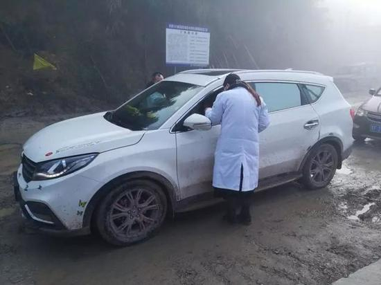  201省道四川兴文县与云南威信县交界处，检查站工作人员正在检查过往车辆。四川省林草局供图。