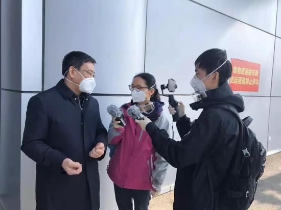  武汉市常务副市长胡亚波接受总台央广记者郭静、肖源的采访