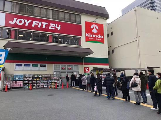 日本药妆店Kirindo早上开门前，已经有人开始排队。